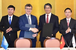 Trưởng đại diện UNESCO tại Việt Nam Jonathan Wallace Baker và Đại sứ Nhật Bản tại Việt Nam Ito Naoki cùng các đại biểu tại Lễ ký kết thỏa thuận triển khai dự án.