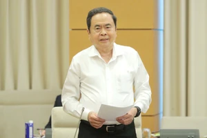 Chủ tịch Quốc hội Trần Thanh Mẫn ký ban hành Nghị quyết số 1992/NQ-UBTVQH15 của Ủy ban Thường vụ Quốc hội khóa XV về việc kiện toàn thành viên Ban chỉ đạo chuyển đổi số của Quốc hội. (Ảnh: daibieunhandan.vn)