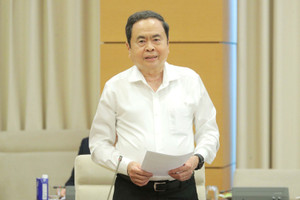 Chủ tịch Quốc hội Trần Thanh Mẫn ký ban hành Nghị quyết số 1992/NQ-UBTVQH15 của Ủy ban Thường vụ Quốc hội khóa XV về việc kiện toàn thành viên Ban chỉ đạo chuyển đổi số của Quốc hội. (Ảnh: daibieunhandan.vn)