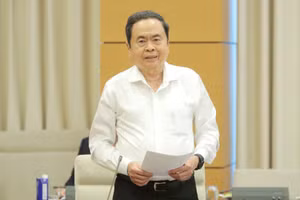 Chủ tịch Quốc hội Trần Thanh Mẫn ký ban hành Nghị quyết số 1992/NQ-UBTVQH15 của Ủy ban Thường vụ Quốc hội khóa XV về việc kiện toàn thành viên Ban chỉ đạo chuyển đổi số của Quốc hội. (Ảnh: daibieunhandan.vn)