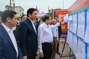 Chủ tịch Quốc hội, Chủ tịch Hội đồng Bầu cử Quốc gia Trần Thanh Mẫn kiểm tra công tác bầu cử tại khu vực bỏ phiếu xóm Phúc Long, xã Hưng Nguyên, tỉnh Nghệ An. (Ảnh: DUY LINH)