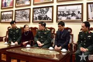 Đại tướng Nguyễn Trọng Nghĩa và đoàn công tác thăm, chúc Tết đại diện gia đình nguyên Tổng Bí thư Lê Khả Phiêu. (Ảnh: QĐND)