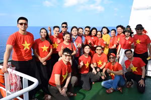 Các kiều bào tham gia Đoàn công tác số 10 thăm Đặc khu Trường Sa, tháng 4/2026. (Ảnh: Việt Hoàng)