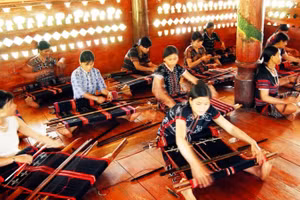 Dệt zèng, một sản phẩm du lịch đặc trưng của đồng bào A Lưới, thành phố Huế, giúp bà con giảm nghèo. (Ảnh CÔNG HẬU)