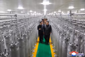 Nhà lãnh đạo Triều Tiên Kim Jong Un (phải, phía trước) thăm nhà máy sản xuất vật liệu hạt nhân mới khánh thành, ngày 3/6/2026. (Ảnh: KCNA/TTXVN)