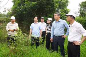 Lãnh đạo phường Hồng Hà đến từng hộ dân để vận động, thực hiện bàn giao mặt bằng sạch cho đơn vị thi công.