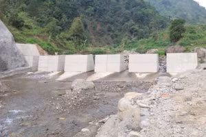 Đập Sabo ở Sơn La được xây dựng bằng vốn ODA không hoàn lại do chính phủ Nhật Bản tài trợ, giúp giảm thiểu rủi ro lũ quét và sạt lở đất. (Ảnh: THẾ ĐOÀN)