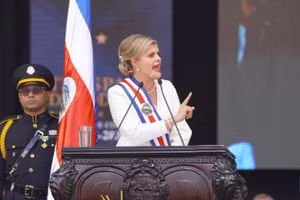 Tân Tổng thống Costa Rica Laura Fernández phát biểu trong buổi lễ bàn giao quyền lực tại San José, Costa Rica, ngày 8/5/2026. (Ảnh: XINHUA)