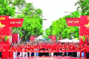 Chương trình “Cùng Việt Nam tiến bước” được kỳ vọng sẽ huy động sức mạnh tập thể của hàng triệu người dân tham gia đi bộ, vì sức khỏe, tinh thần đoàn kết và khát vọng vươn lên của dân tộc. (Ảnh: BẢO LONG)