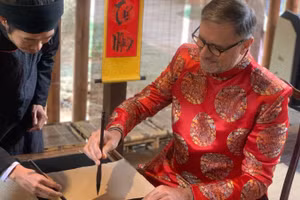 Đại sứ Pháp trải nghiệm văn hóa Việt