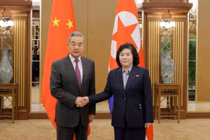 Bộ trưởng Ngoại giao Trung Quốc Vương Nghị (trái) và Bộ trưởng Ngoại giao Triều Tiên Choe Son-hui tại cuộc gặp ở Bình Nhưỡng, ngày 9/4/2026. (Ảnh: Yonhap/TTXVN)