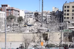 Bức ảnh này được chụp vào ngày 3/3/2026, cho thấy các tòa nhà bị hư hại và đống đổ nát sau các cuộc không kích của Mỹ và Israel tại Tehran, Iran. (Ảnh: XINHUA)