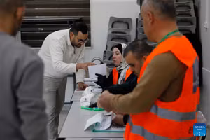 Người dân Palestine đi bỏ phiếu tại một điểm bỏ phiếu ở thành phố Hebron, Bờ Tây, ngày 25/4/2026. (Ảnh: XINHUA)