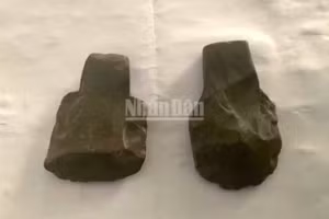 Các rìu đá hàng nghìn năm tuổi được phát hiện trong hang Én ở Vườn quốc gia Phong Nha-Kẻ Bàng.