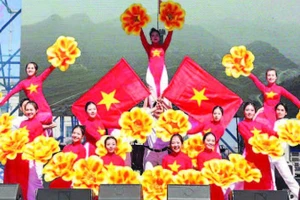 Cộng đồng người Việt Nam tại Nga tổ chức văn nghệ chào mừng Ngày Việt Nam tại thành phố Saint Petersburg. (Ảnh: XUÂN HƯNG)