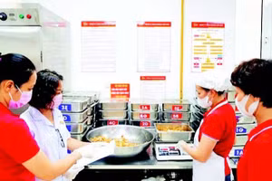 Kiểm tra thực phẩm chín sau khi chế biến tại Trường tiểu học Tràng An, Hà Nội.