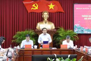 Đồng chí Trần Đức Thắng, Trưởng Đoàn kiểm tra phát biểu tại buổi làm việc.