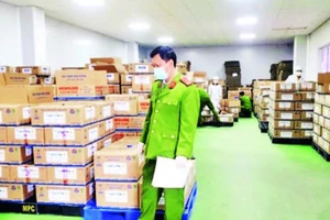 Cơ quan điều tra thu hồi hàng nghìn hộp sữa giả.