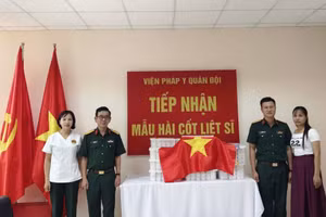 Thành viên Ban Chỉ đạo tìm kiếm, xác định danh tính liệt sĩ tỉnh Điện Biên bàn giao 668 mẫu hài cốt liệt sĩ cho Viện Pháp y Quân đội. 