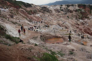 Công nhân khai thác mỏ đang làm việc tại Rubaya, một thị trấn khai thác mỏ ở phía đông Cộng hòa Dân chủ Congo, ảnh chụp ngày 13/2/2025. (Ảnh: Xinhua)