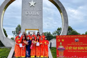 Lễ kết nạp đảng viên mới của Chi bộ Trường tiểu học Hòa Khương, Đảng bộ xã Hòa Tiến, thành phố Đà Nẵng. (Ảnh: ANH ĐÀO)