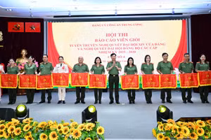 Thiếu tướng Trương Sơn Lâm, Bí thư Đảng ủy, Chủ tịch Tổng công ty Viễn thông MobiFone trao cờ lưu niệm tặng các đơn vị Cụm thi số 4 tham gia Hội thi Báo cáo viên giỏi. 