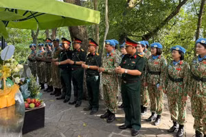 Đội Công binh số 5 (Cục Gìn giữ hòa bình Việt Nam) và đại diện Trường trung cấp Kỹ thuật Công binh tổ chức lễ dâng hương, báo công và tri ân Bác tại Khu Di tích Chủ tịch Hồ Chí Minh tại Đá Chông. (Ảnh: Cục Gìn giữ hòa bình Việt Nam)