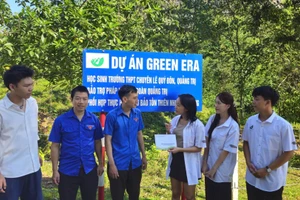 Bốn em trong nhóm Dự án Green Era trao tiền, phối hợp Đoàn Thanh niên Khu bảo tồn Thiên nhiên Đakrông chăm sóc vườn cây. (Ảnh: Quang Huy)