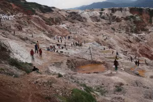 Công nhân khai thác mỏ ở Cộng hòa Dân chủ Congo. (Ảnh: Xinhua)