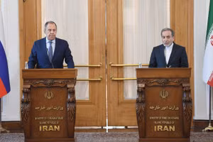 Ngoại trưởng Nga Sergei Lavrov (trái) và người đồng cấp Iran Abbas Araghchi tại cuộc họp báo chung. (Ảnh: THX/TTXVN)