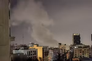 Khói bốc lên sau vụ không kích tại Tehran, Iran. (Ảnh: THX/TTXVN)