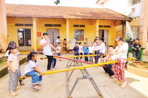 Học sinh Trường tiểu học Đắk Á, xã Bù Gia Mập, vui chơi sau tiết học.