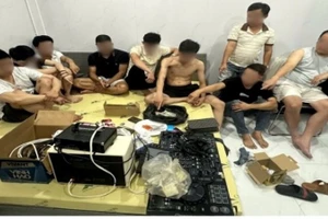 Các đối tượng bị bắt giữ tại hiện trường.