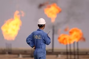 Công nhân làm việc tại cơ sở khai thác dầu của Iran trên đảo Khark. (Ảnh: IRNA/TTXVN)