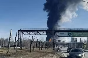 Hình ảnh cột khói đen dày bốc lên từ nhà máy. (Ảnh: themoscowtimes.com)