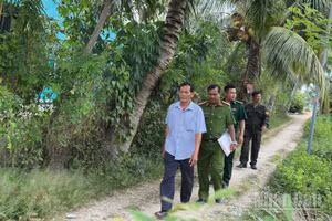 Thành viên Đội dân phòng cơ động cùng lực lượng chức năng đến nhà dân để tuyên truyền chính sách pháp luật.