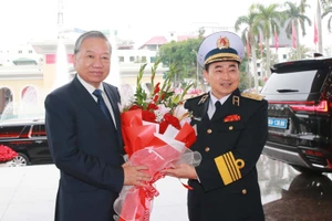 Lãnh đạo Quân chủng Hải quân đón Tổng Bí thư Tô Lâm. (Ảnh: Trọng Đức/TTXVN)