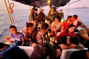 Những hành khách được giải cứu sau vụ chìm phà ngoài khơi tỉnh Basilan, Philippines. (Ảnh: THX/TTXVN)