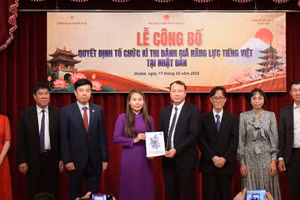 Phó Giáo sư, Tiến sĩ Nguyễn Đức Sơn - Hiệu trưởng Trường đại học Sư phạm Hà Nội trao Quyết định thành lập Hội đồng thi Kỳ thi năng lực tiếng Việt quốc gia cho đại diện đơn vị đăng cai tổ chức Kỳ thi.