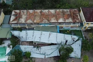Trường trung học sơ sở Hoa Liên bị bão số 5 gây hư hại nghiêm trọng.