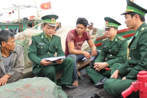 Cán bộ Trạm kiểm soát biên phòng Cửa Lân, Bộ đội Biên phòng thành phố Hải Phòng tuyên truyền, phổ biến, giáo dục pháp luật cho ngư dân xã Nam Thịnh. (Ảnh: BĐBP)