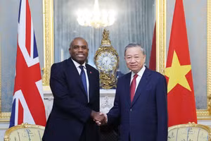 Tổng Bí thư Tô Lâm gặp Phó Thủ tướng Anh David Lammy. (Ảnh: Thống Nhất/TTXVN)