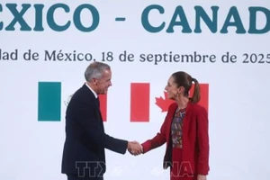 Tổng thống Mexico Claudia Sheinbaum (phải) trong cuộc gặp Thủ tướng Canada Mark Carney đang ở thăm Mexico, ngày 18/9/2025. (Ảnh: THX/TTXVN)