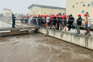 Học sinh Trường Nhật Bản Hà Nội tìm hiểu quy trình xử lý nước thải tại Nhà máy xử lý nước thải Yên Xá. (Ảnh: KIỀU GIANG)