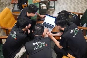 Các thành viên trong nhóm kỹ thuật của Chongluadao bàn luận về giải pháp mới giúp người dùng được an toàn hơn. (Ảnh: DUY PHÚ)