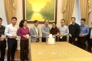 Cán bộ, nhân viên Đại sứ quán và các cơ quan đại diện của Việt Nam tại Mỹ quyên góp ủng hộ đồng bào bị bão lụt trong nước. (Ảnh: Ngọc Quang/TTXVN)