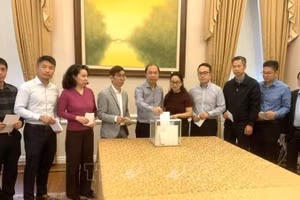 Cán bộ, nhân viên Đại sứ quán và các cơ quan đại diện của Việt Nam tại Mỹ quyên góp ủng hộ đồng bào bị bão lụt trong nước. (Ảnh: Ngọc Quang/TTXVN)