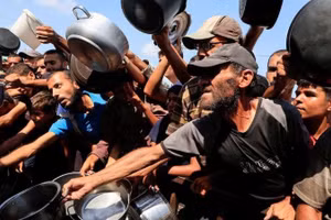 Người dân chờ nhận lương thực viện trợ ở thành phố Khan Younis, miền nam Gaza.