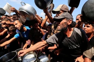 Người dân chờ nhận lương thực viện trợ ở thành phố Khan Younis, miền nam Gaza.