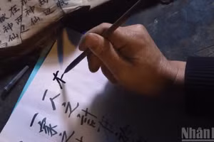 Giấy bản được dùng để ghi chép tri thức dân gian, lễ nghi và phong tục, lưu giữ những ký ức văn hóa cộng đồng.